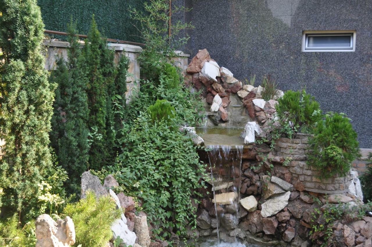 ホテルКаштел Pančevo エクステリア 写真