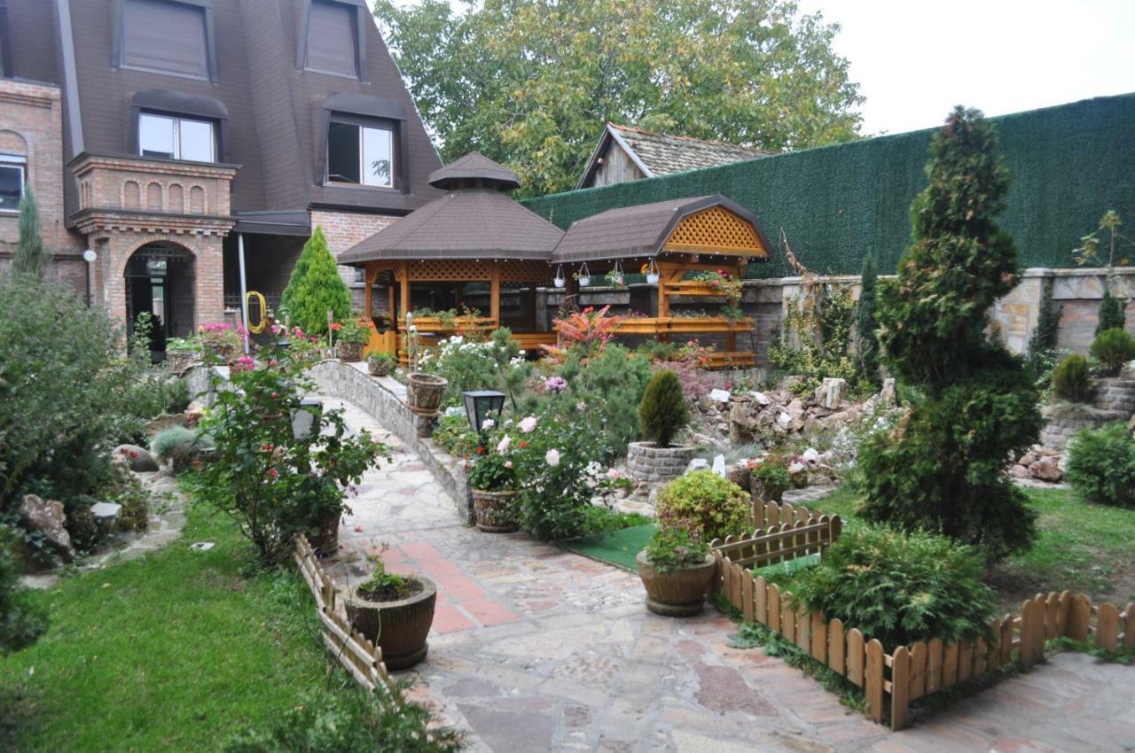 ホテルКаштел Pančevo エクステリア 写真
